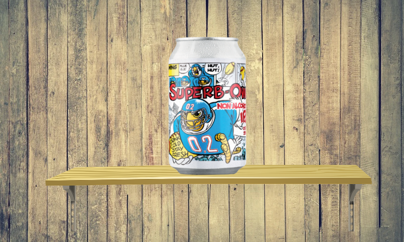 Superb-owl speciaalbier blikje op een plank aan de muur